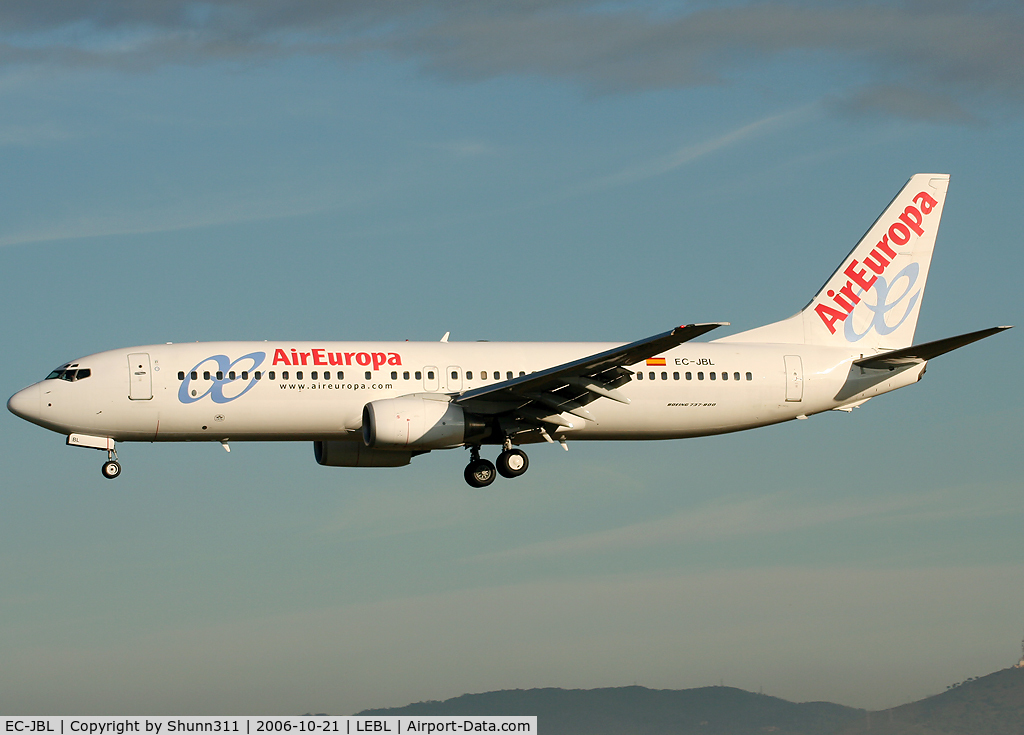 EC-JBL, 2004 Boeing 737-85P C/N 33974, Landing rwy 25L