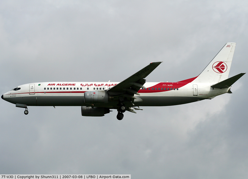 7T-VJO, 2001 Boeing 737-8D6 C/N 30207, Landing rwy 32L