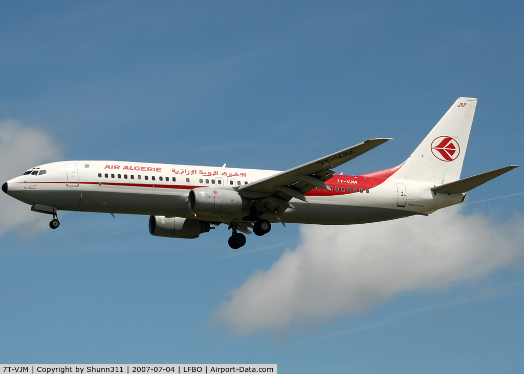 7T-VJM, 2000 Boeing 737-8D6 C/N 30205, Landing rwy 32L