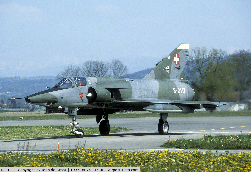 R-2117, Dassault Mirage IIIRS C/N 17-26-149/1040, Returning from one of its missions