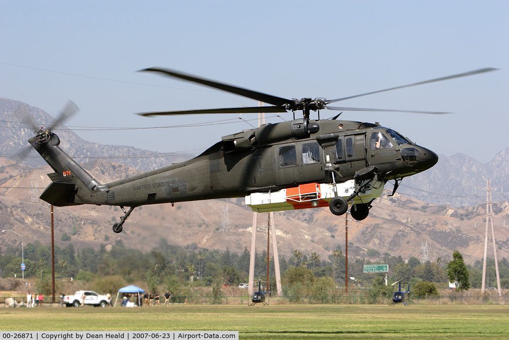 00-26871, Sikorsky UH-60L Black Hawk C/N 70-0696, California Army National Guard Firehawk 00-26871 equipped with a tank on the belly to assist in firefighting. Seen here departing the Hansen Dam Park. This helicopter is currently based at Los Alamitos.