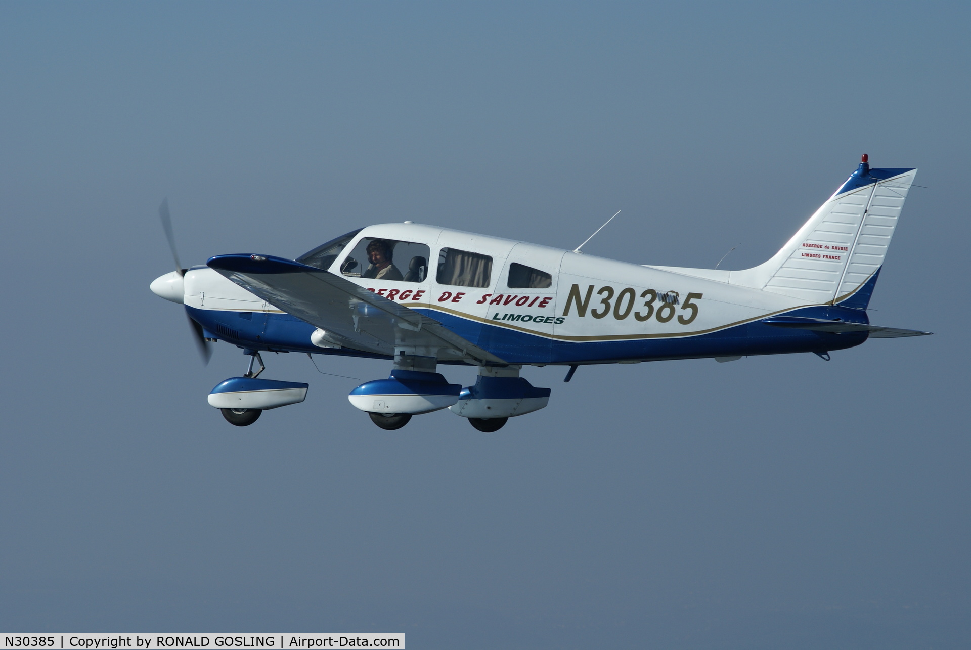 N30385, 1982 Piper PA-28-181 C/N 28-8290153, EN VOL PRES DE GRENOBLE