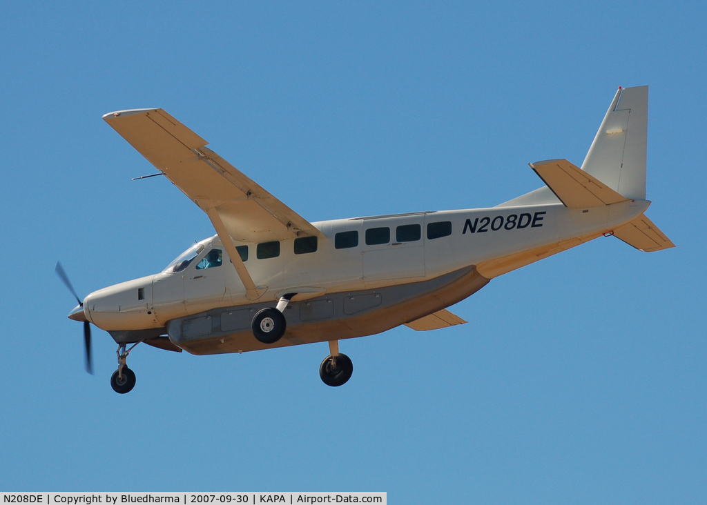 N208DE, 1996 Cessna 208B C/N 208B0502, Approach to 17 L