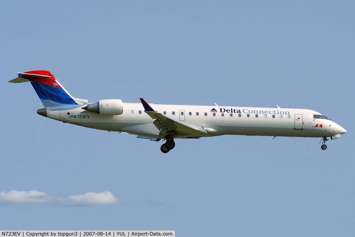 N723EV, 2004 Bombardier CRJ-701 (CL-600-2C10) Regional Jet C/N 10132, Landing via RWY24R.