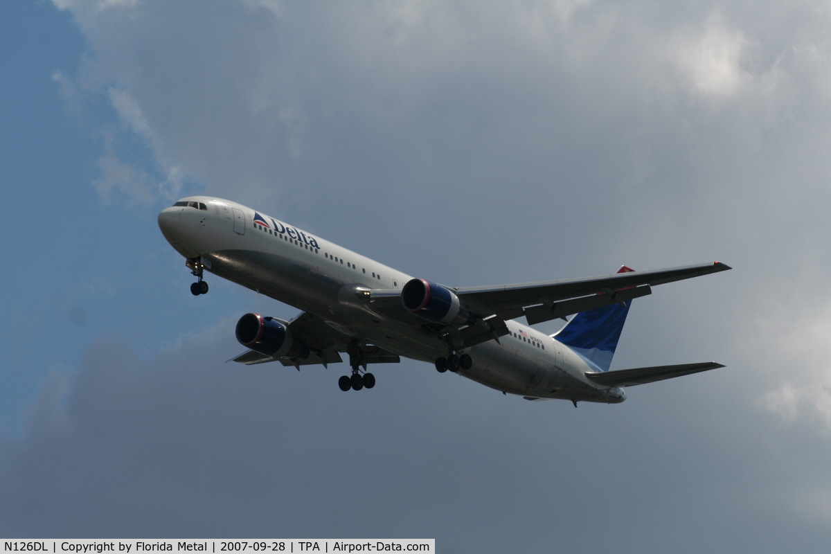 N126DL, 1988 Boeing 767-332 C/N 24076, Delta