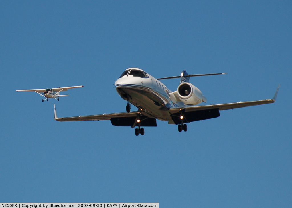 N250FX, 2000 Learjet 60 C/N 60-194, Approach to 17L with N76090 going to 17R