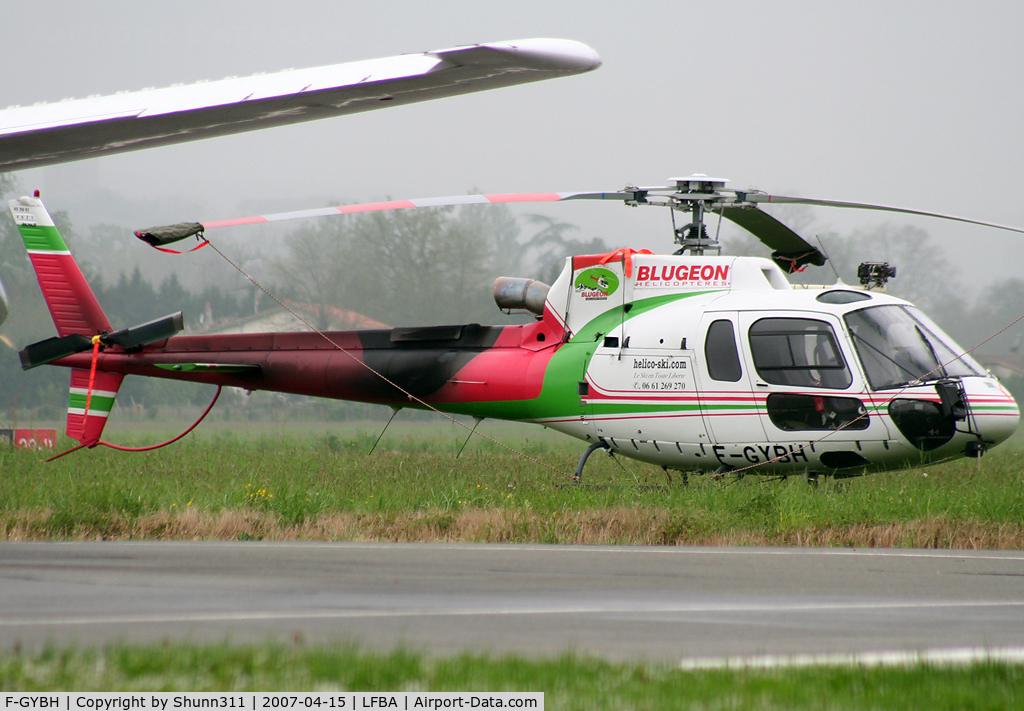 F-GYBH, Aerospatiale AS-350B Ecureuil C/N 4021, Parked on the grass and awaiting a new flight