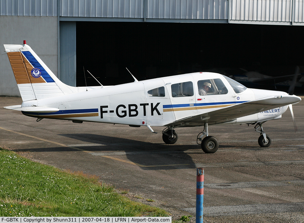 F-GBTK, Piper PA-28-161 Warrior II C/N 288016333, Awating a new light flight at the Airclub...