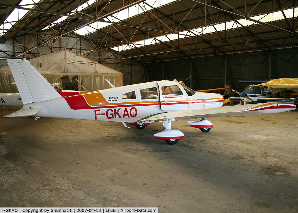 F-GKAO, 1976 Piper PA-28-181 Archer II C/N 28-7690349, Inside the Airclub hangar of Dinan...
