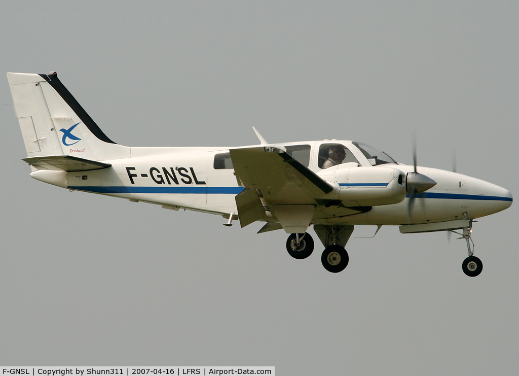 F-GNSL, 2001 Beech 58 Baron C/N TH-2006, Landing rwy 03