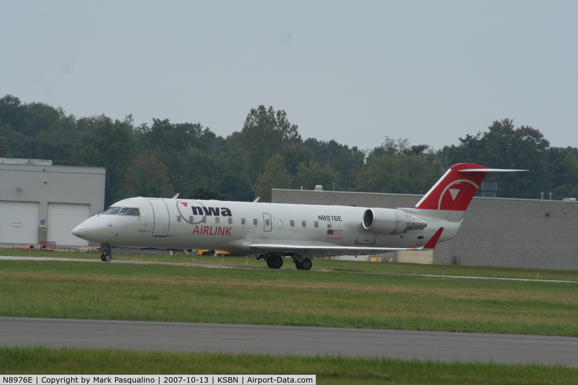 N8976E, 2004 Bombardier CRJ-200 (CL-600-2B19) C/N 7976, CL-600-2B19
