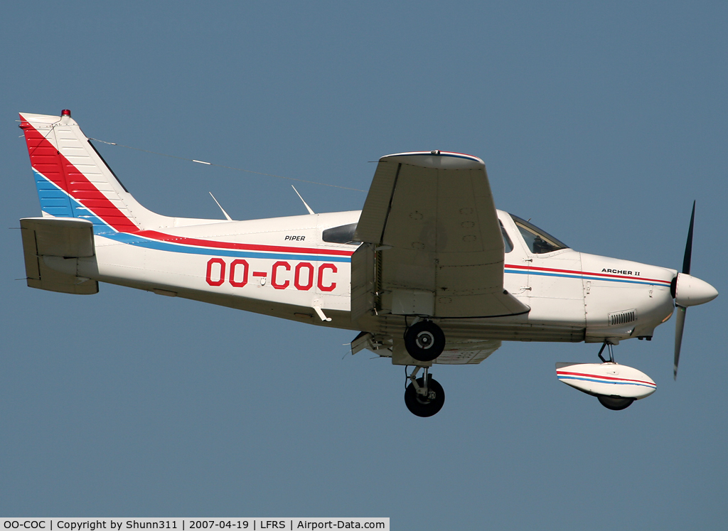 OO-COC, 1978 Piper PA-28-181 Archer II C/N 28-7890496, Private PA28 landing rwy 03