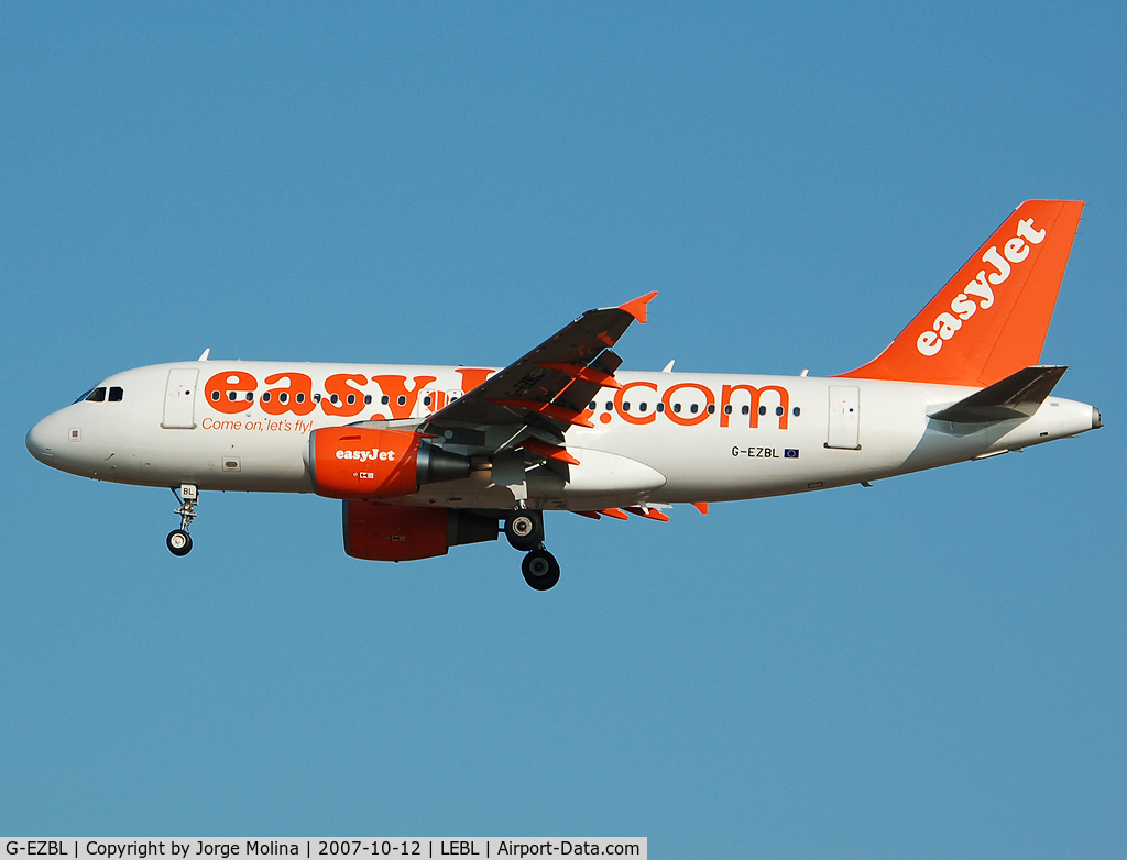 G-EZBL, 2007 Airbus A319-111 C/N 3053, On short final RWY 25R.