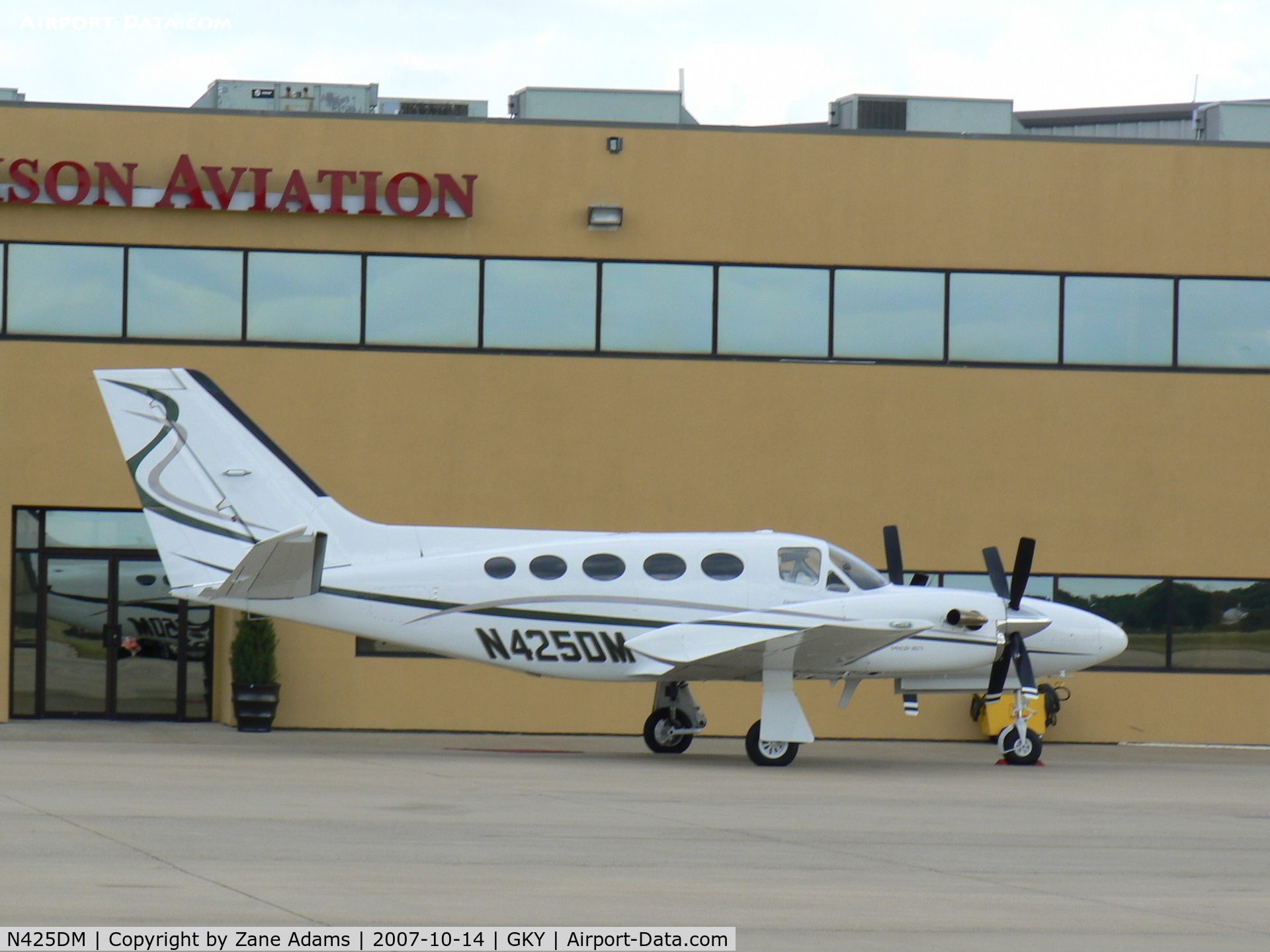 N425DM, 1981 Cessna 425 Conquest I C/N 425-0098, On the Ramp