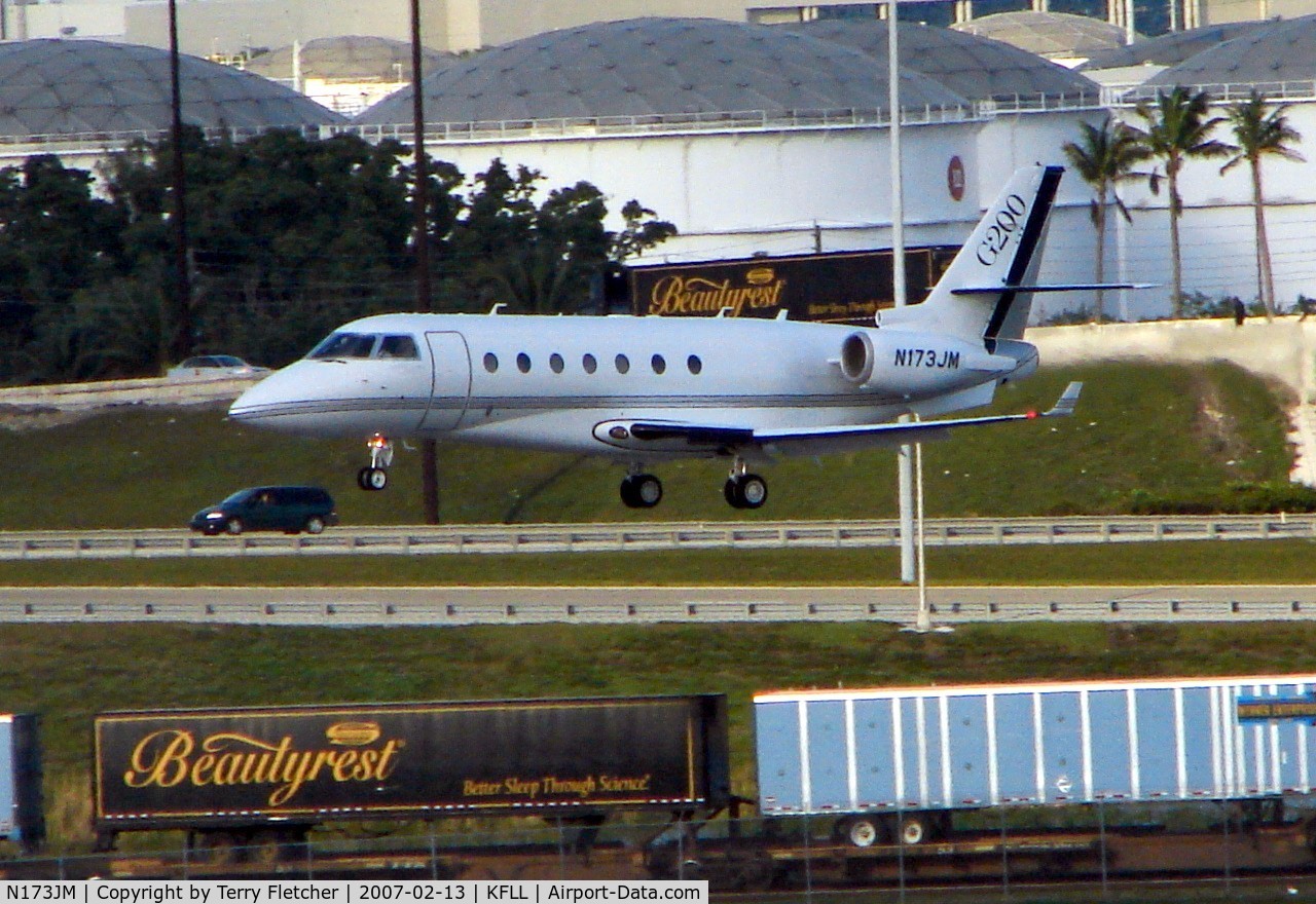 N173JM, 2005 Israel Aircraft Industries Gulfstream 200 C/N 122, Gulfstream 200 about to land at FLL