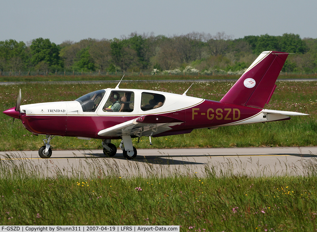 F-GSZD, Socata TB-20 C/N 1904, Taxiing holy point rwy 03 for a light flight over Nantes