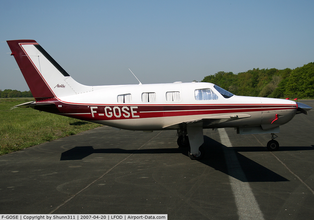 F-GOSE, 1986 Piper PA-46-310P Malibu C/N 46-08010, Parked on the LFOD tarmac and awaititng a new flight