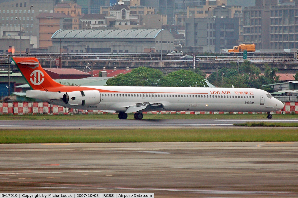 B-17919, 1997 McDonnell Douglas MD-90-30 C/N 53569, Just touched down, thrust reversers deployed