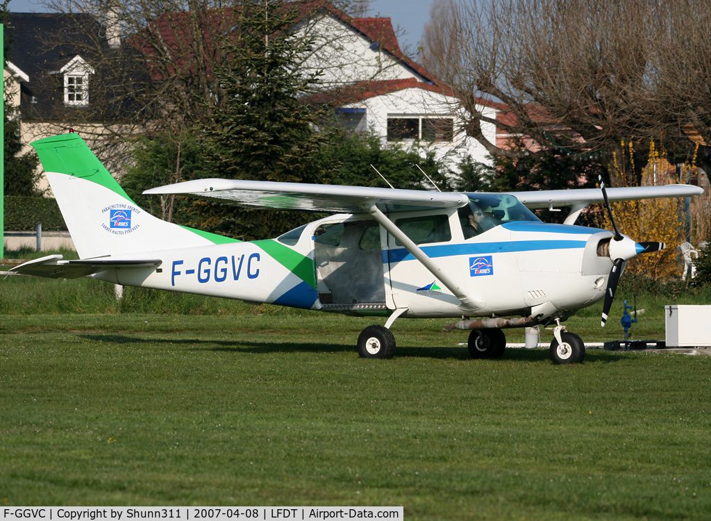 F-GGVC, Cessna U206F Stationair C/N U206-02674, Awaiting a new paratrooping flight