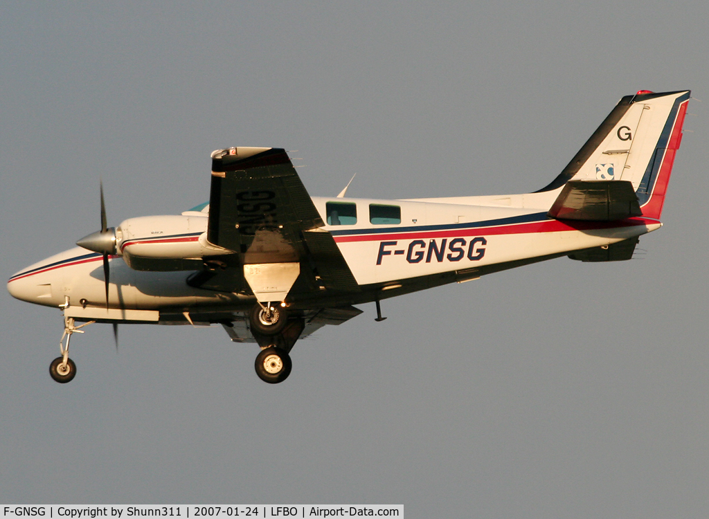 F-GNSG, Beech 58 Baron C/N TH-1734, Landing rwy 32L