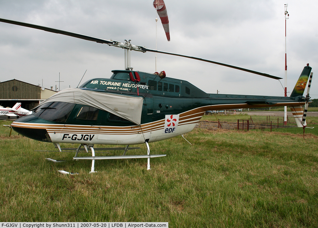 F-GJGV, Bell 206B JetRanger II C/N 913, Parked on the grass during Open Day