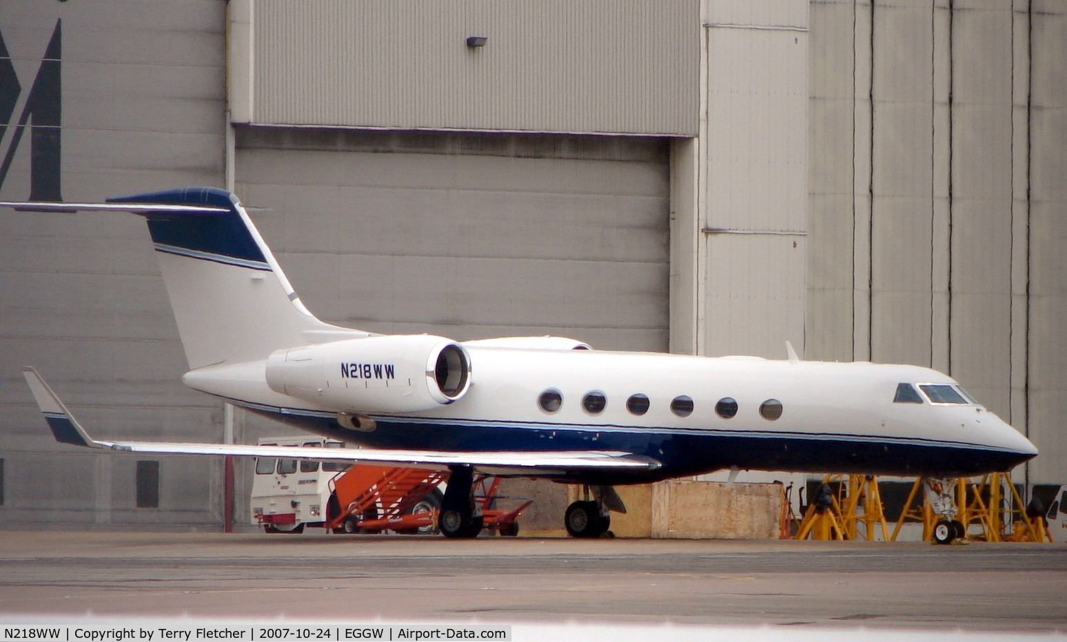 N218WW, 2006 Gulfstream Aerospace GIV-X (G450) C/N 4058, on a busy day at Luton Airport (UK)