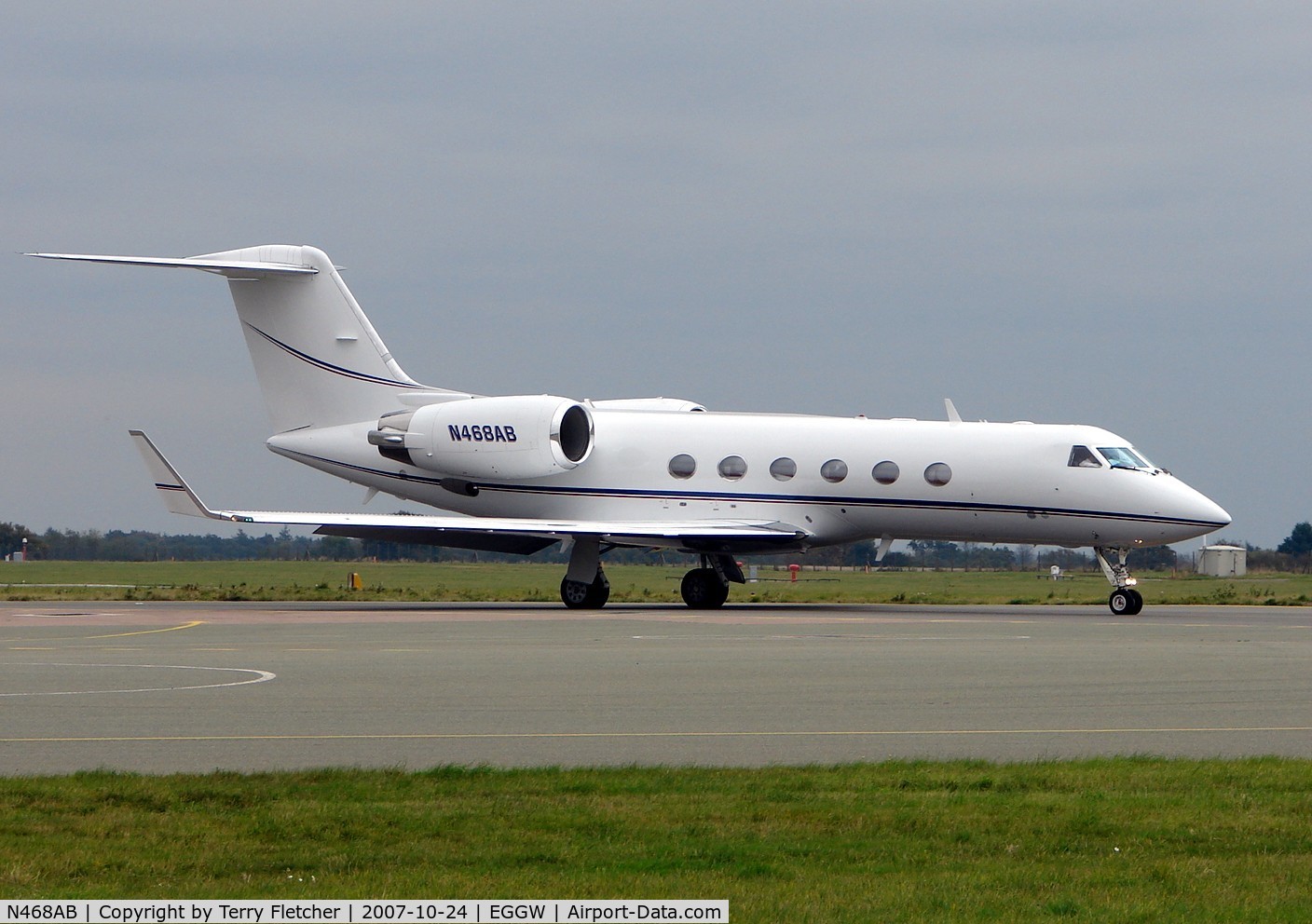 N468AB, 2002 Gulfstream Aerospace G-IV C/N 1477, on a busy day at Luton Airport (UK)