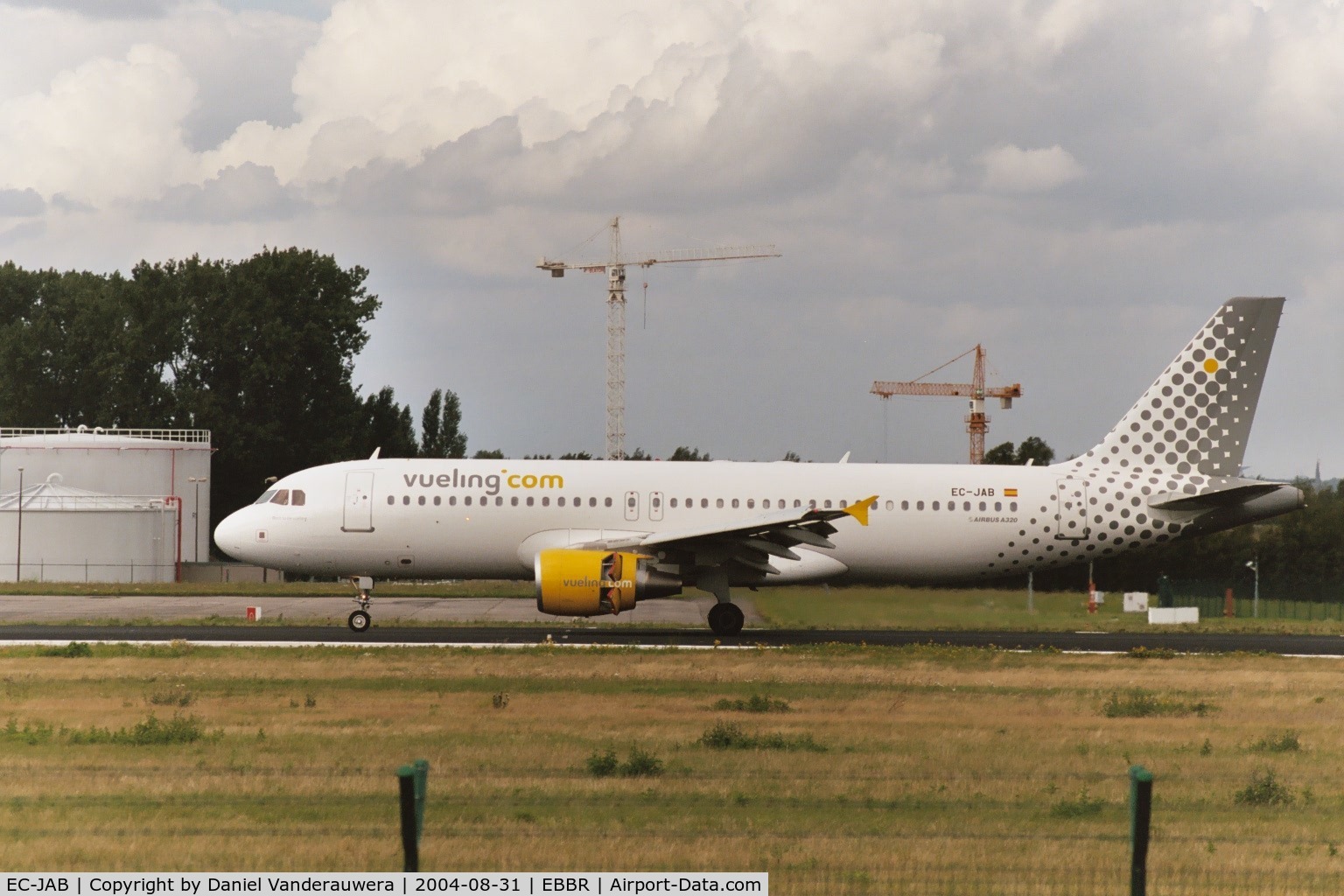 EC-JAB, 2004 Airbus A320-214 C/N 2227, just arrived on rwy 25L