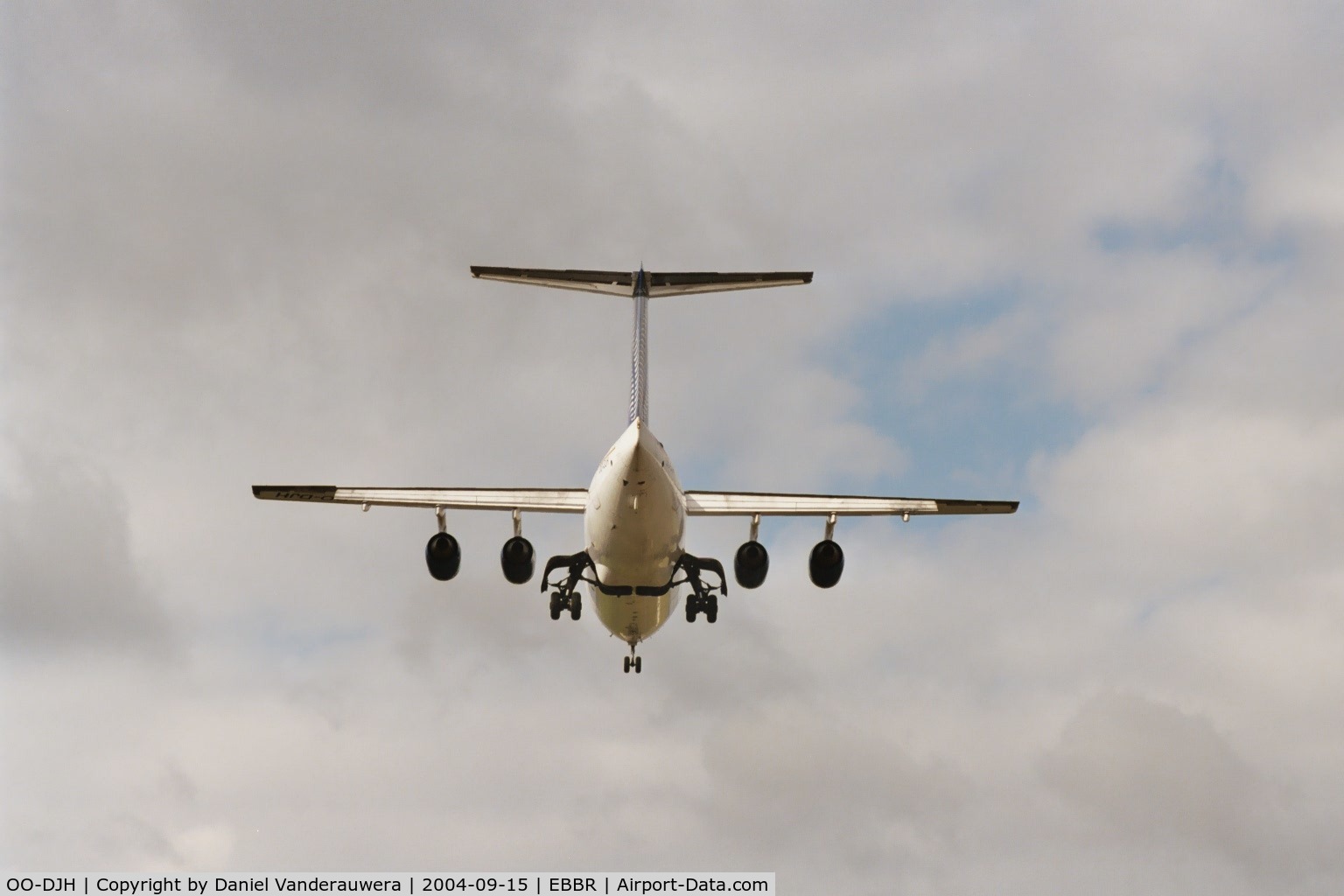 OO-DJH, 1990 British Aerospace BAe.146-200 C/N E2172, several seconds before touching rwy 25L