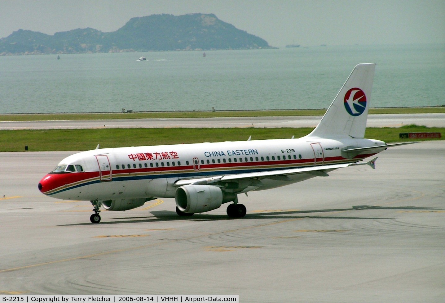 B-2215, 2001 Airbus A319-112 C/N 1541, China Eastern A319 at Hong Kong