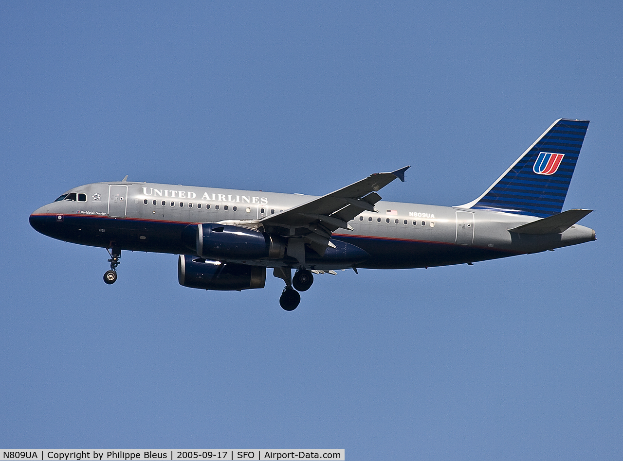 N809UA, 1998 Airbus A319-131 C/N 825, approach of one of the 28's