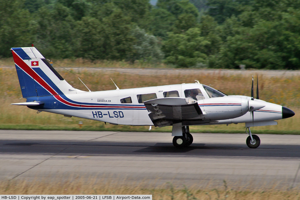 HB-LSD, 1979 Piper PA-34-200T C/N 34-7970098, departing for a local flight