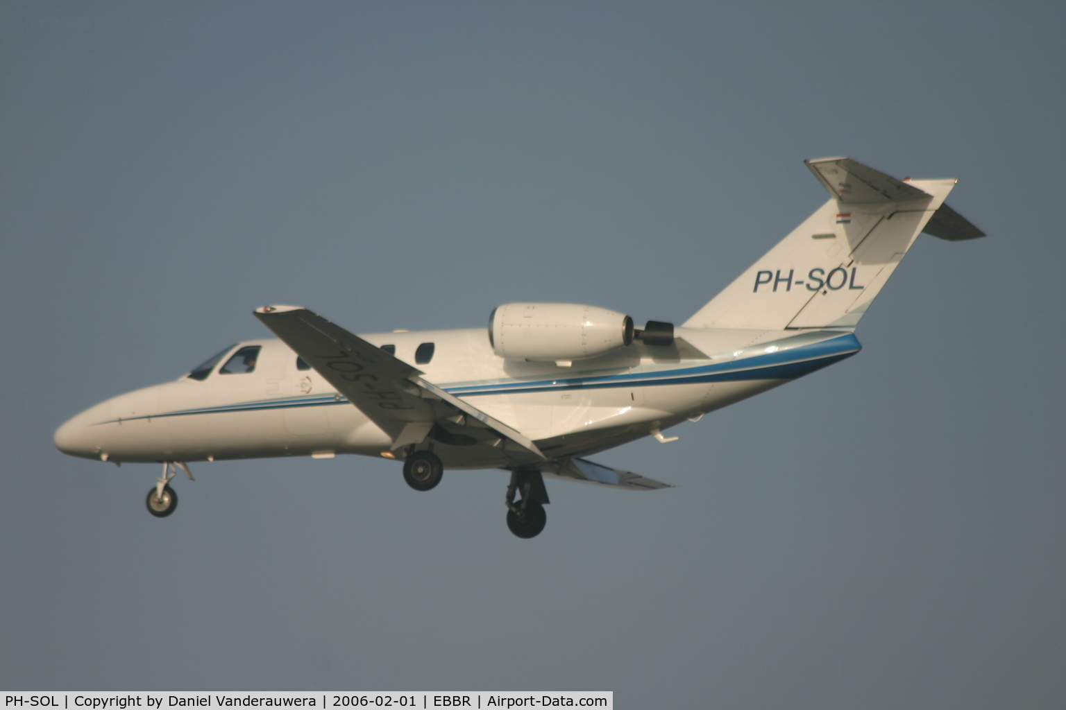 PH-SOL, 2001 Cessna 525 CitationJet CJ1 C/N 525-0417, descending to rwy 25L