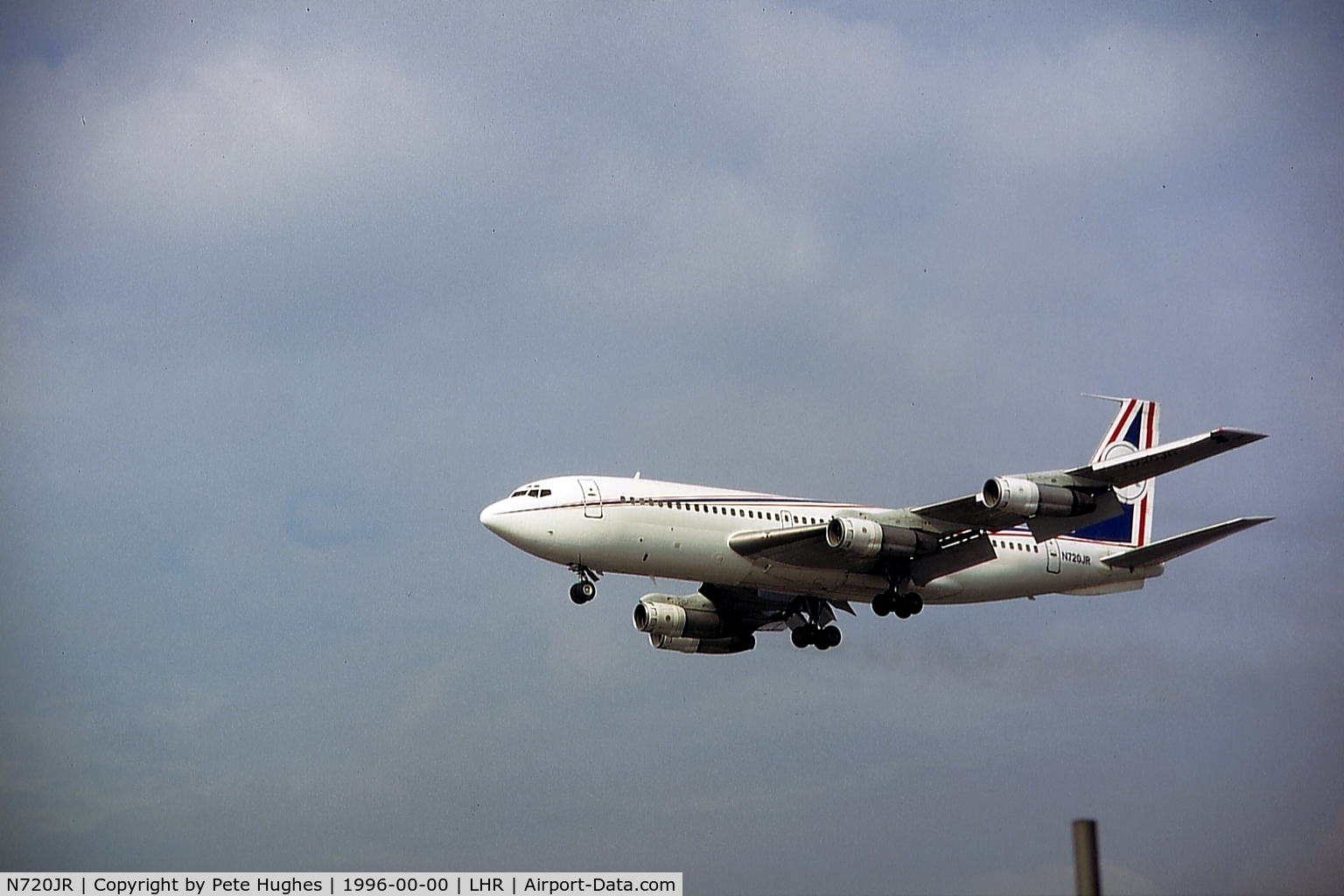 N720JR, 1962 Boeing 720-047B C/N 18451, N720JR finals for Heathrow, 1996