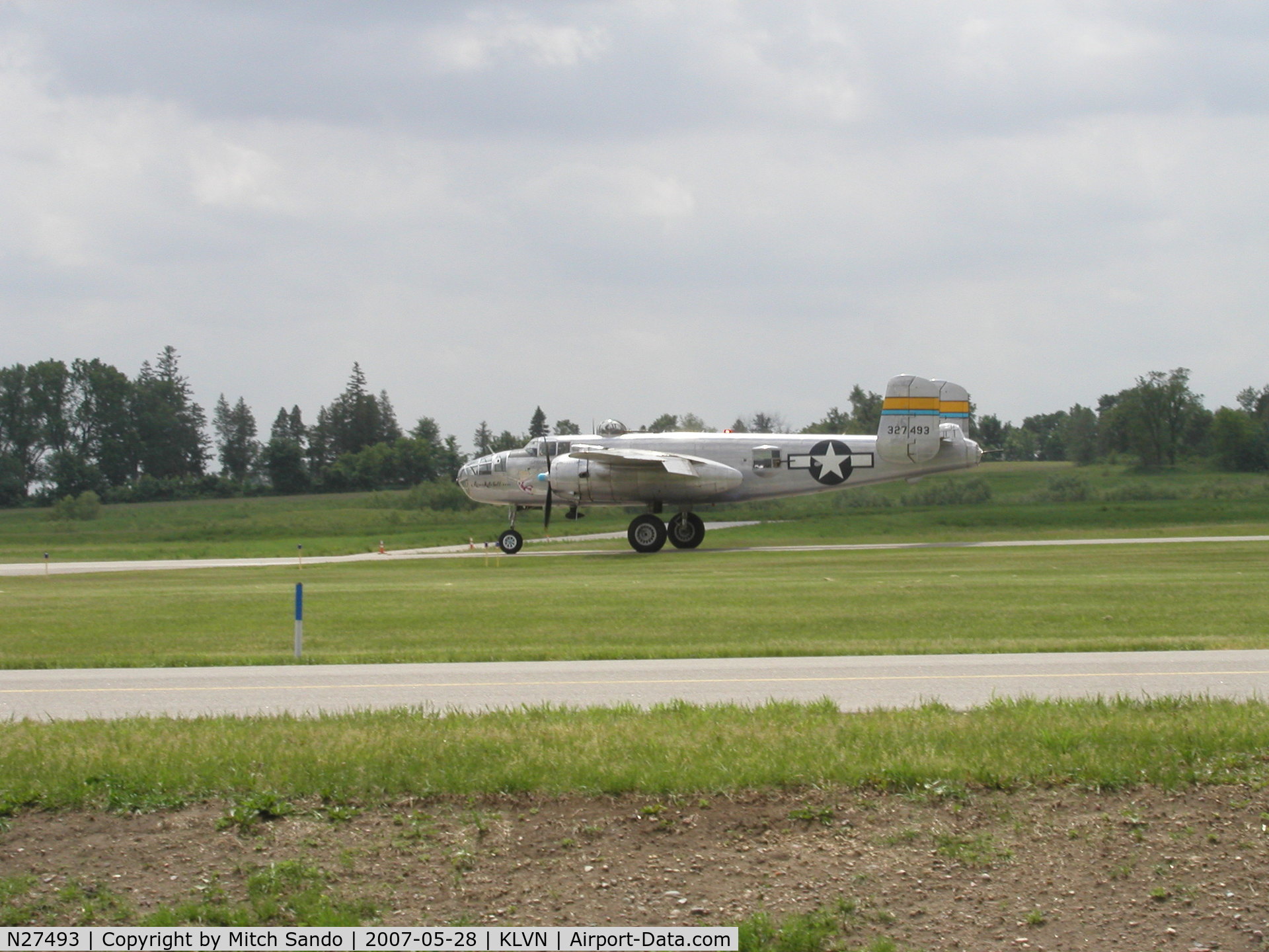N27493, 1944 North American TB-25K Mitchell C/N 44-29869/108-33144, Landing Runway 12.