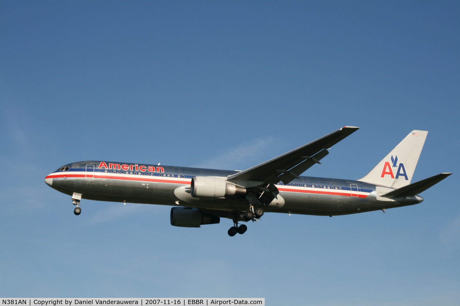 N381AN, 1993 Boeing 767-323 C/N 25450, arrival of flight AA172 to rwy 25L