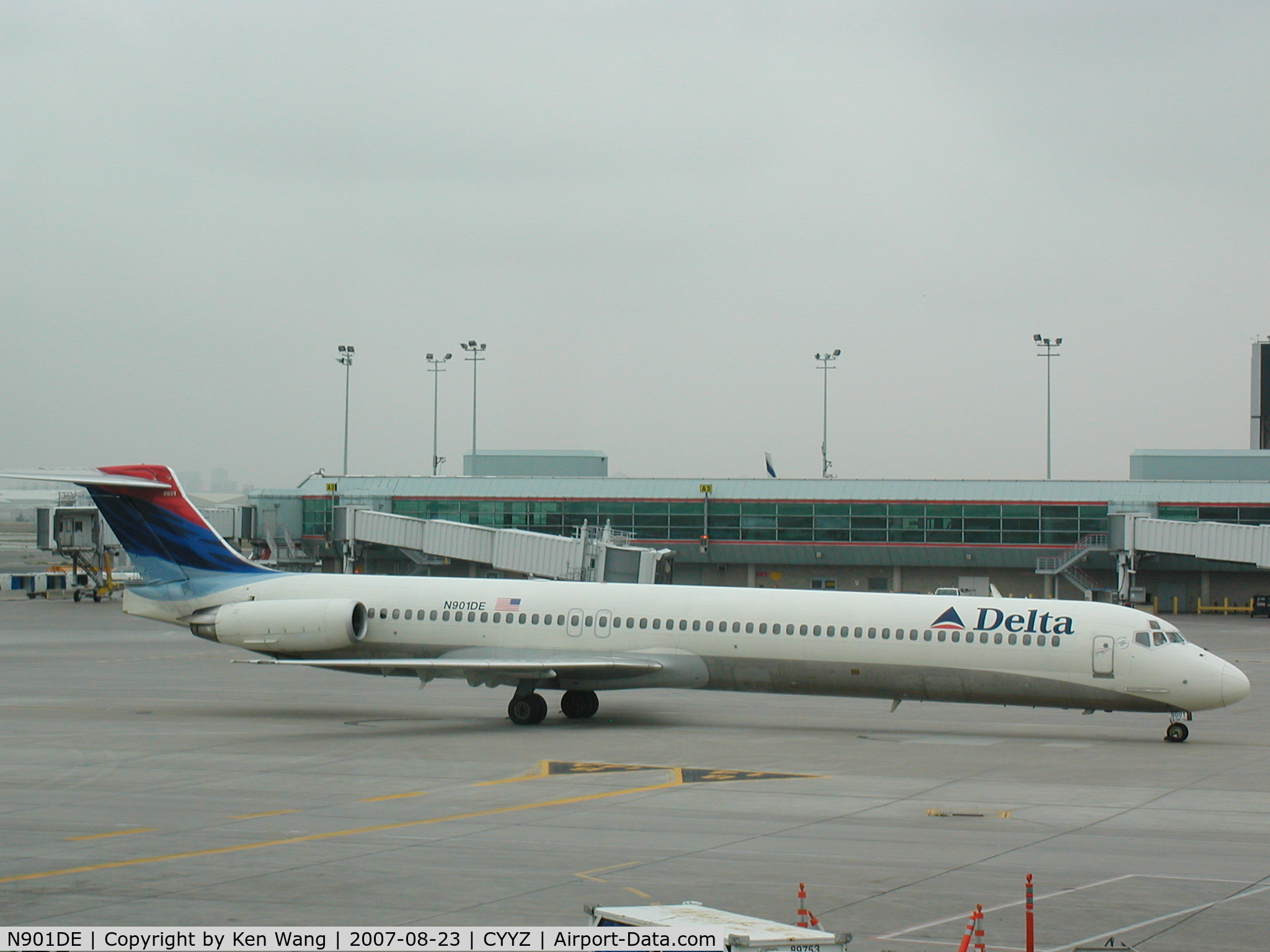 N901DE, 1992 McDonnell Douglas MD-88 C/N 53378, Delta airlines MD-88 just arrived at Toronto Pearson Airport