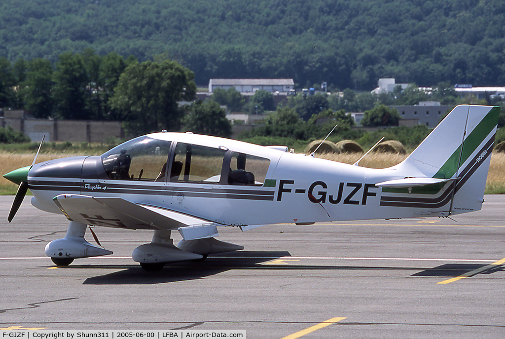 F-GJZF, Robin DR-400-140B Major C/N 1999, Parked in front of the Airclub