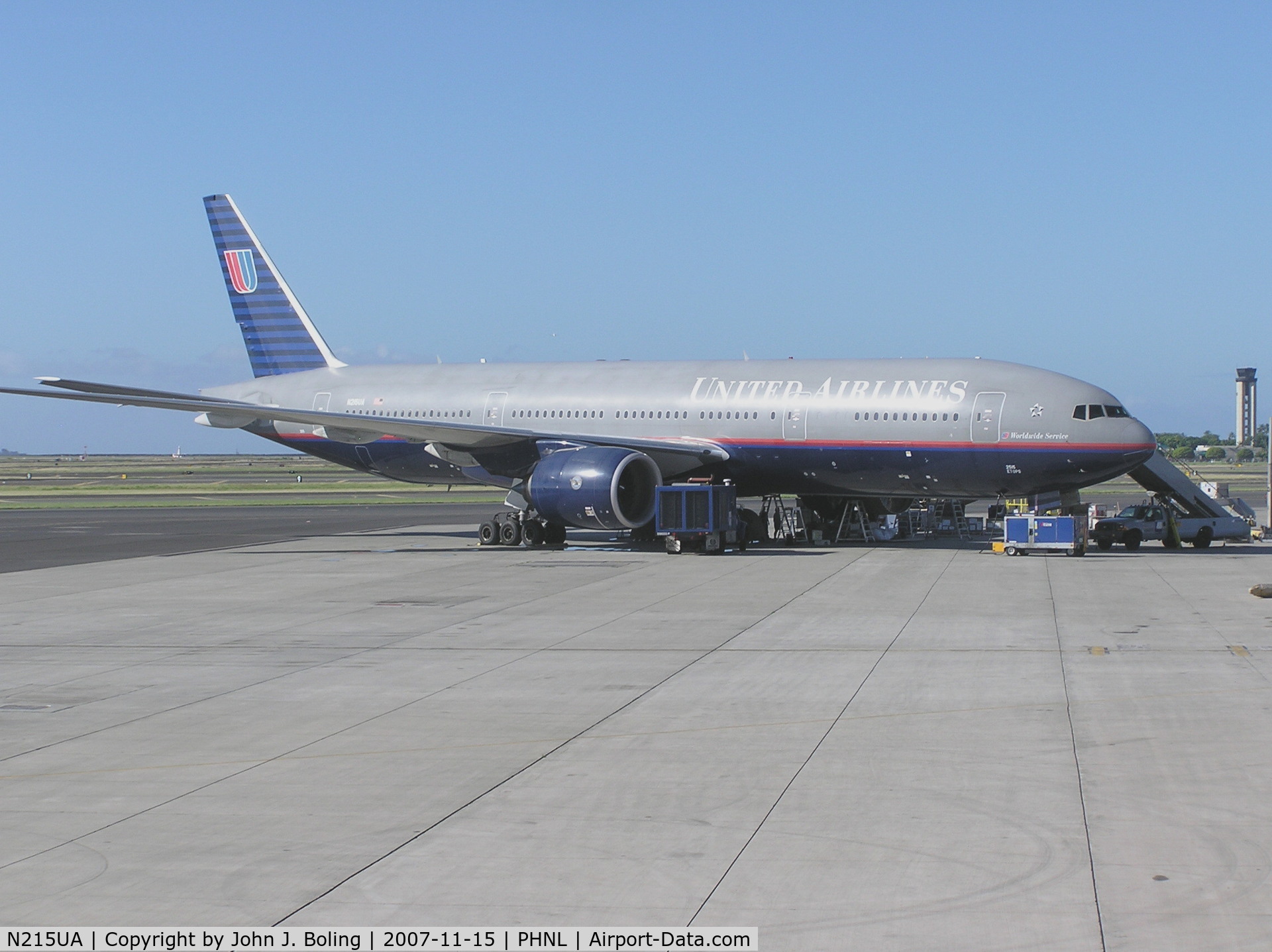 N215UA, 2000 Boeing 777-222 C/N 30221, UAL 777 on ramp at Honolulu. Maint pers are changing left engine.