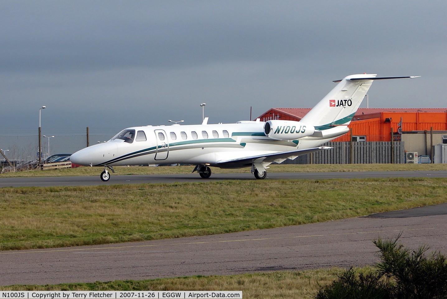 N100JS, 2006 Cessna 525B CitationJet CJ3 C/N 525B-0095, Smart Cessna C525B taxies in at Luton