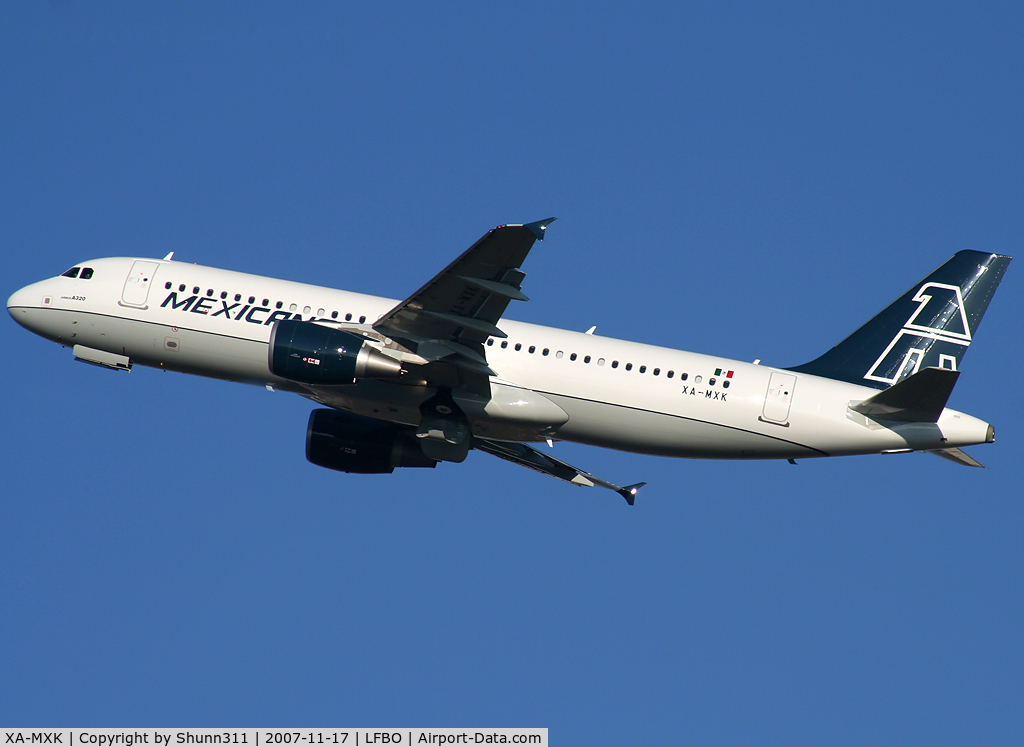 XA-MXK, Airbus A320-232 C/N 3304, Take off rwy 32L as delivery day