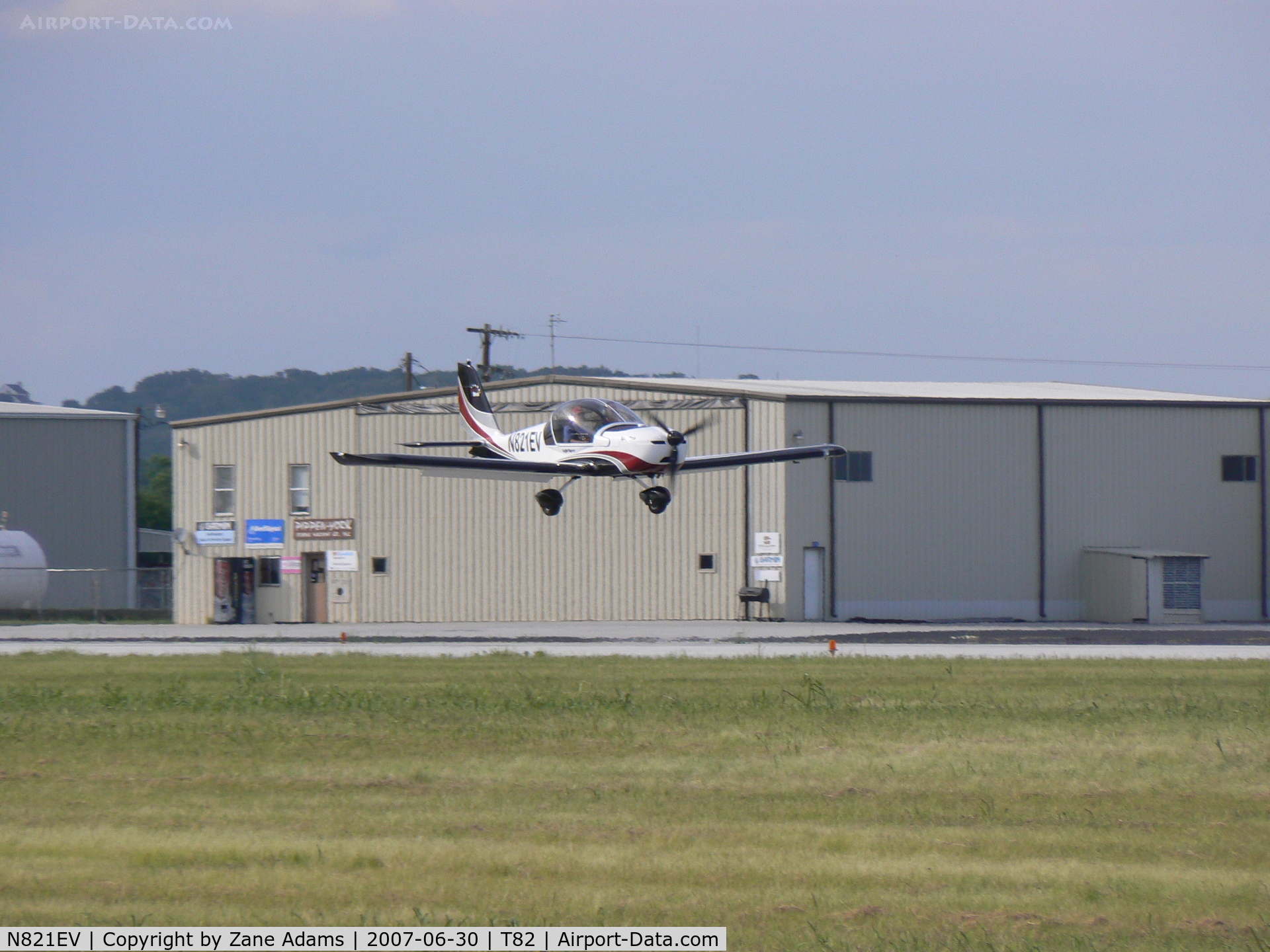 N821EV, 2007 Evektor-Aerotechnik SPORTSTAR C/N 20070821, Landing at Fredericksburg, TX