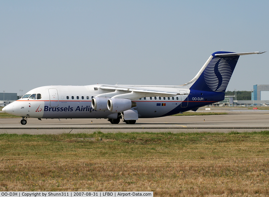 OO-DJH, 1990 British Aerospace BAe.146-200 C/N E2172, Taxiing to the terminal