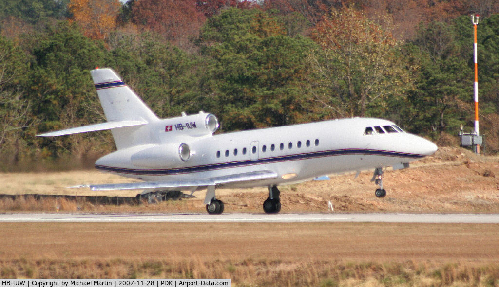 HB-IUW, 1995 Dassault Falcon 900B C/N 150, Departing PDK enroute to ORL