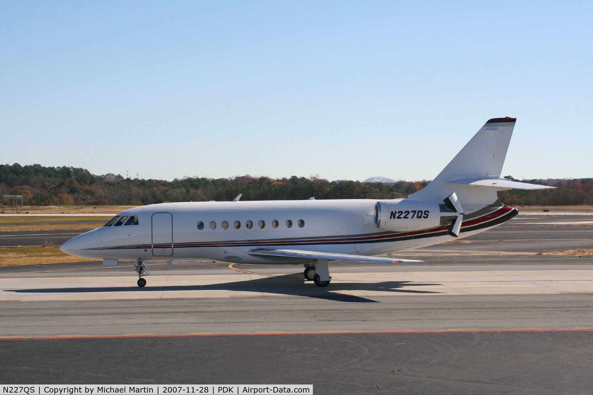 N227QS, 2000 Dassault Falcon 2000 C/N 127, Taxing to Signature Flight Services