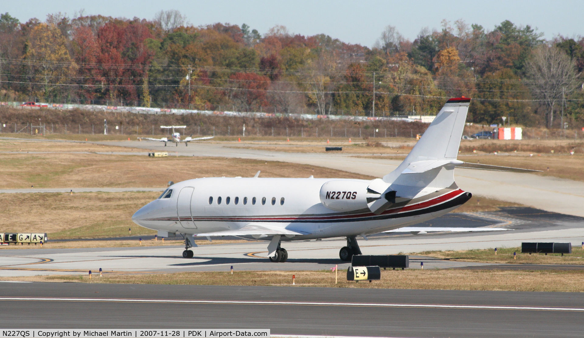 N227QS, 2000 Dassault Falcon 2000 C/N 127, Taxing to Signature Flight Services