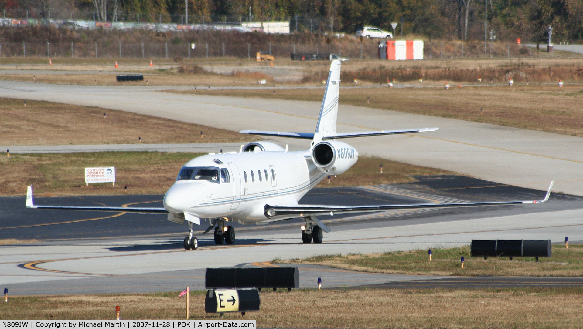 N809JW, 2001 Israel Aircraft Industries ASTRA SPX C/N 135, Taxing to Jet Fueling