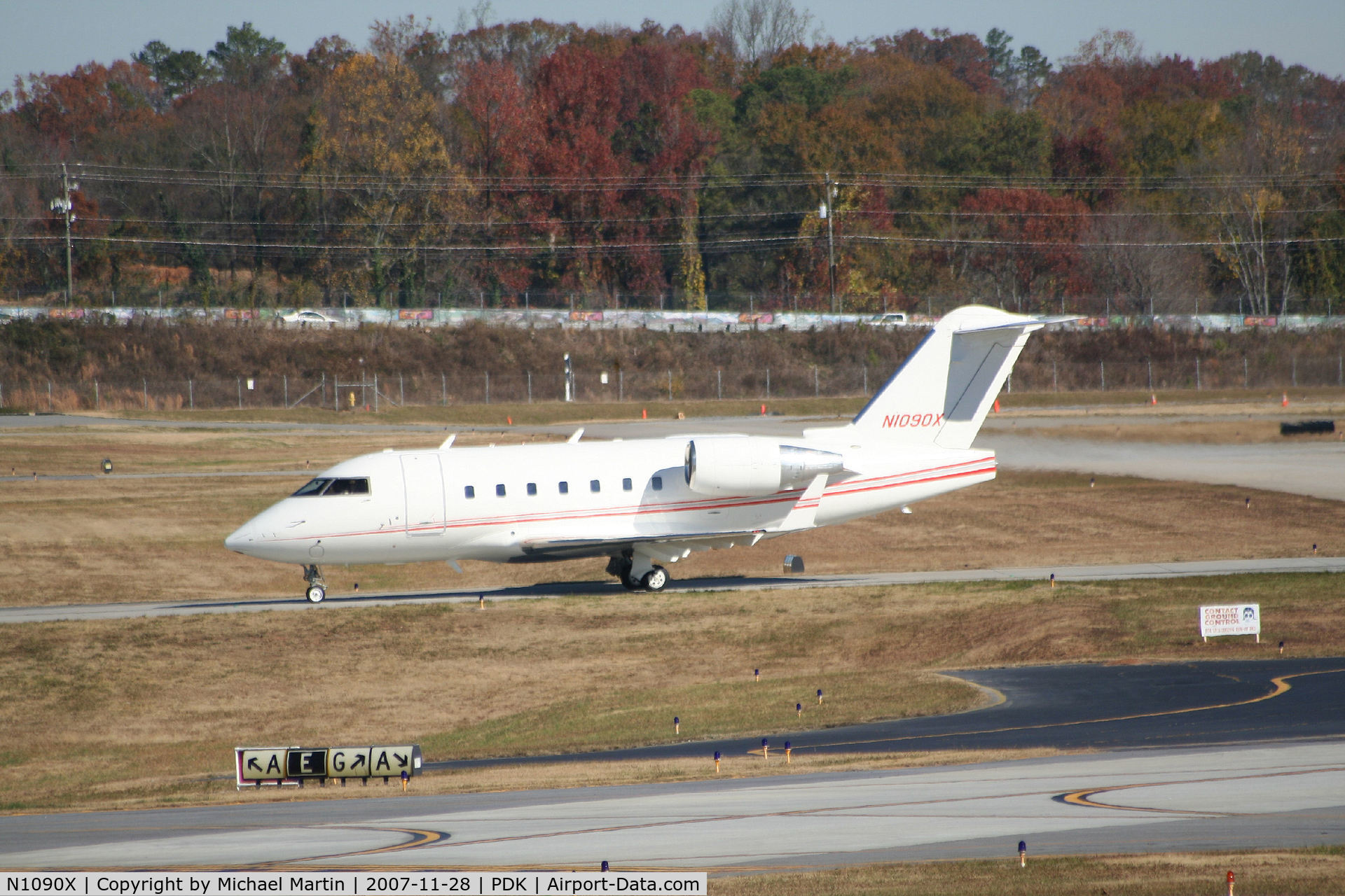 N1090X, 2004 Bombardier Challenger 604 (CL-600-2B16) C/N 5576, Taxing to Signature Flight Services