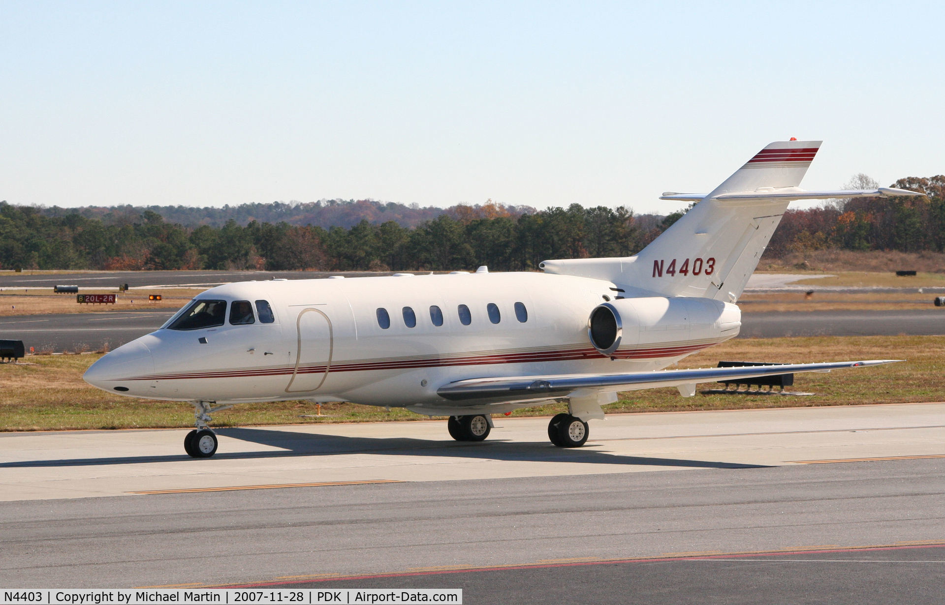 N4403, 2000 Raytheon Hawker 800XP C/N 258480, Taxing to Epps Air Service