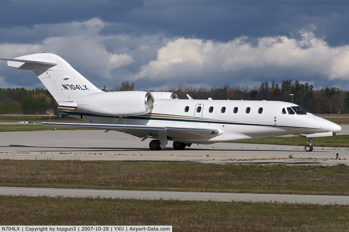 N704LX, 1999 Cessna 750 Citation X Citation X C/N 750-0091, Taxiing on Golf for departure.